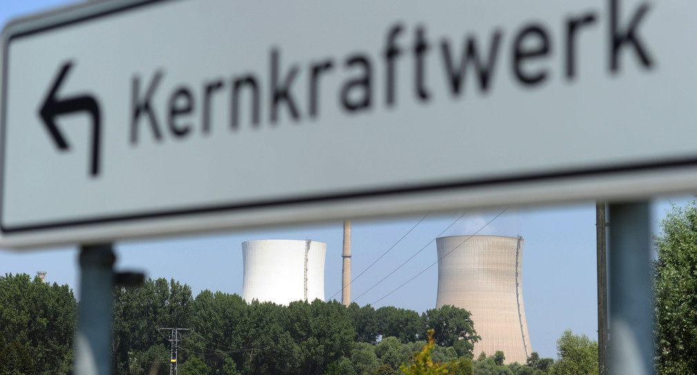 Hinter einem Hinweisschild „Kernkraftwerk“ erheben sich am Mittwoch die Kühltürme des Kernkraftwerks Philippsburg (Bild: dpa).
