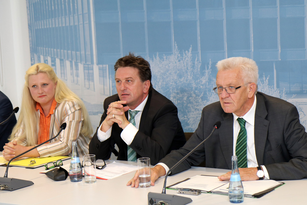 Ministerpräsident Winfried Kretschmann (r.), Sozial- und Integrationsminister Manne Lucha (M.) und die neue Landes-Behindertenbeauftragte Stephanie Aeffner (l.) 