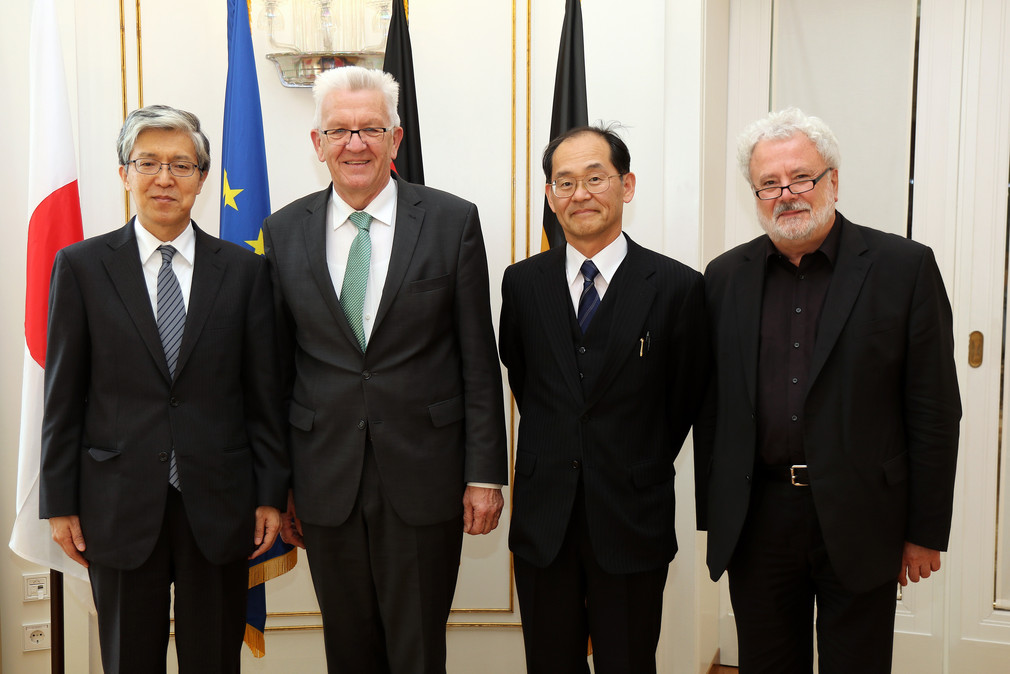 v.l.n.r.: Der japanische Botschafter Takeshi Yagi, Ministerpräsident Winfried Kretschmann, der japanische Generalkonsul Hidenao Yanagi und Staatsminister Klaus-Peter Murawski