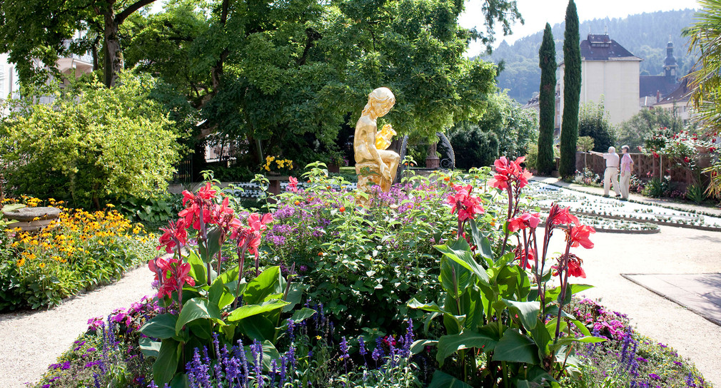 Garten mit goldener Statue