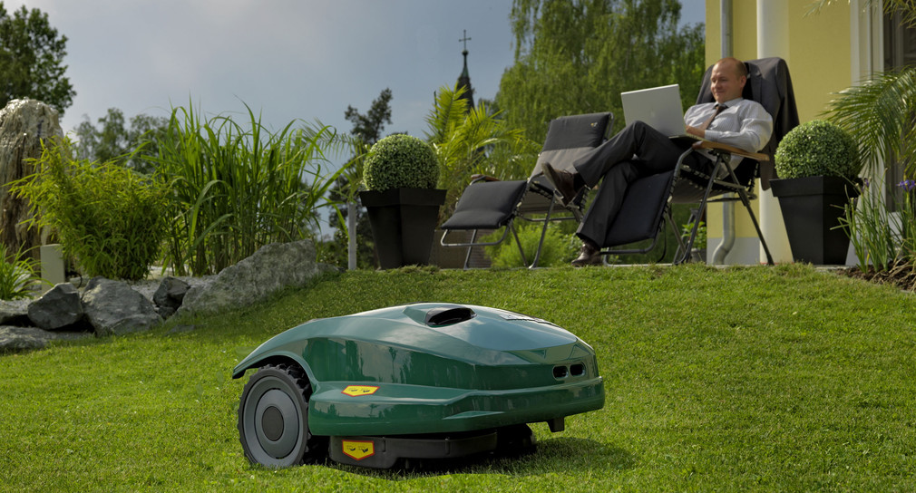 Rasen wird mit einem Roboter-Rasenmäher gemäht (Quelle: dpa).