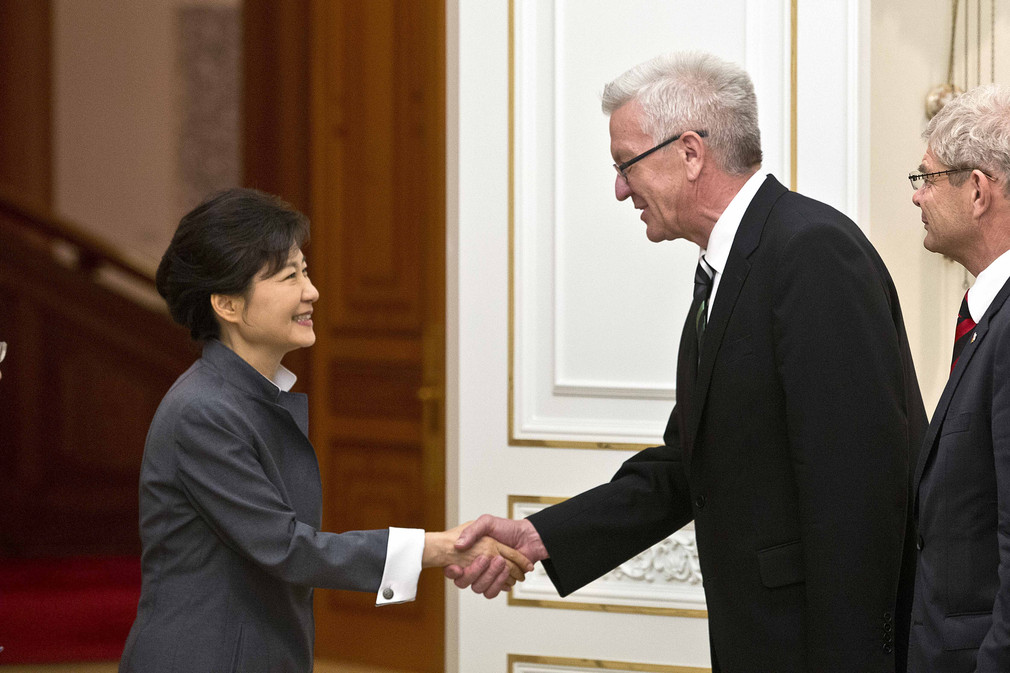 Die Präsidentin der Republik Südkorea, Park Geun- hye (l.), empfängt Bundesratspräsident und Ministerpräsident Winfried Kretschmann im Sitz der Präsidentin im "Blue House" in Seoul (Südkorea).
