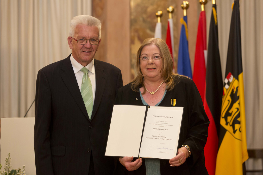 Ministerpräsident Winfried Kretschmann (l.) und Jutta Riemer (r.)