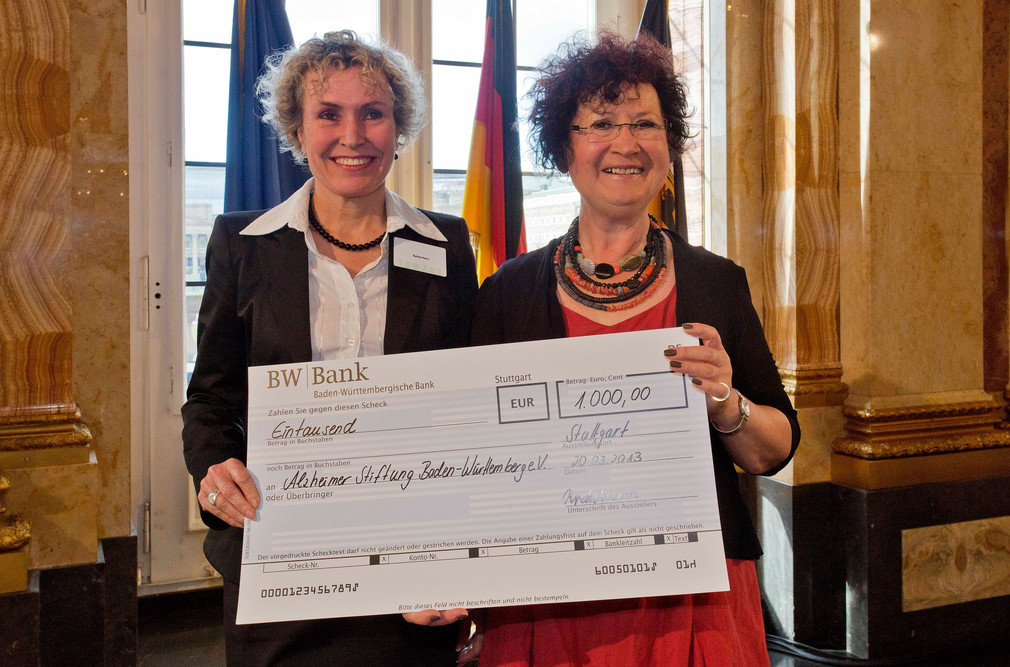 Gerlinde Kretschmann (r.) überreicht einen Scheck an die Alzheimer Stiftung Baden-Württemberg e.V.