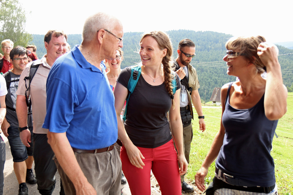 Wanderung von Schramberg nach Schiltach: Ministerpräsident Winfried Kretschmann (M.) im Gespräch
