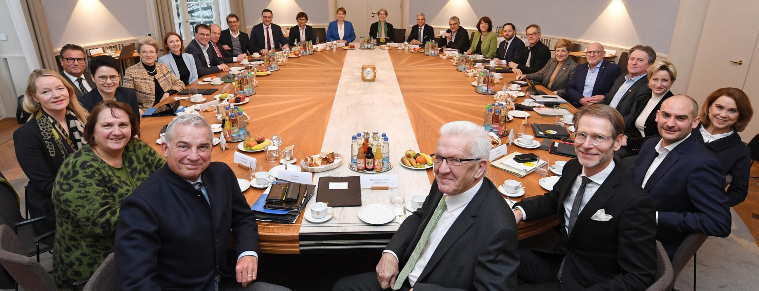 Die Kabinettsmitglieder sitzen am Kabinettstisch der Villa Reitzenstein.