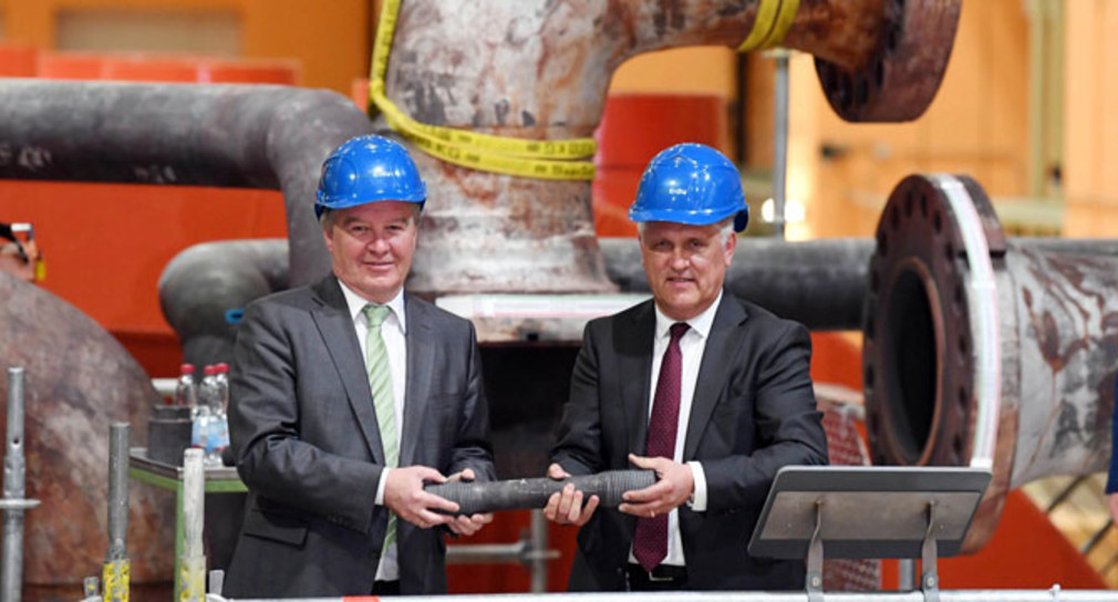 Umweltminister Franz Untersteller (l.) und EnBW Vorstand Hans-Josef Zimmer (r.) haben offiziell den Rückbau des Kernkraftwerks Neckarwestheim eingeleitet (Bild: © EnBW).