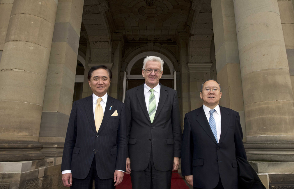 v.l.n.r.: Gouverneur Yūji Kuroiwa, Ministerpräsident Winfried Kretschmann und der japanische Botschafter Takeshi Nakane