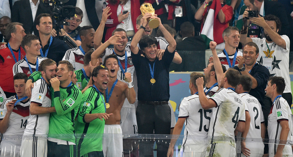 Trainer Joachim Löw (M.) hält den WM-Pokal in den Händen. (Foto: dpa)