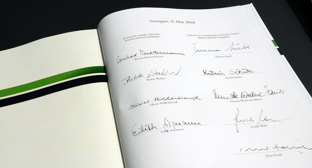 Die Unterschriften der Koalitionspartner auf dem Koalitionsvertrag für die grün-schwarze Landesregierung in Baden-Württemberg (Foto: dpa)