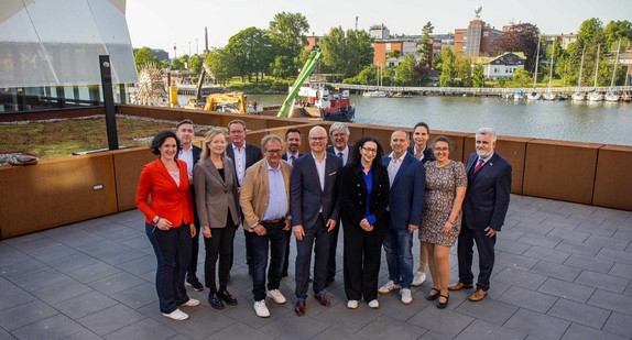 Die Energieministerinnen und Energieminister, die Energiesenatorinnen und der Energiesenator der 16 Bundesländer trafen sich mit dem Bund zur Energieministerkonferenz (EnMK) in Kiel.