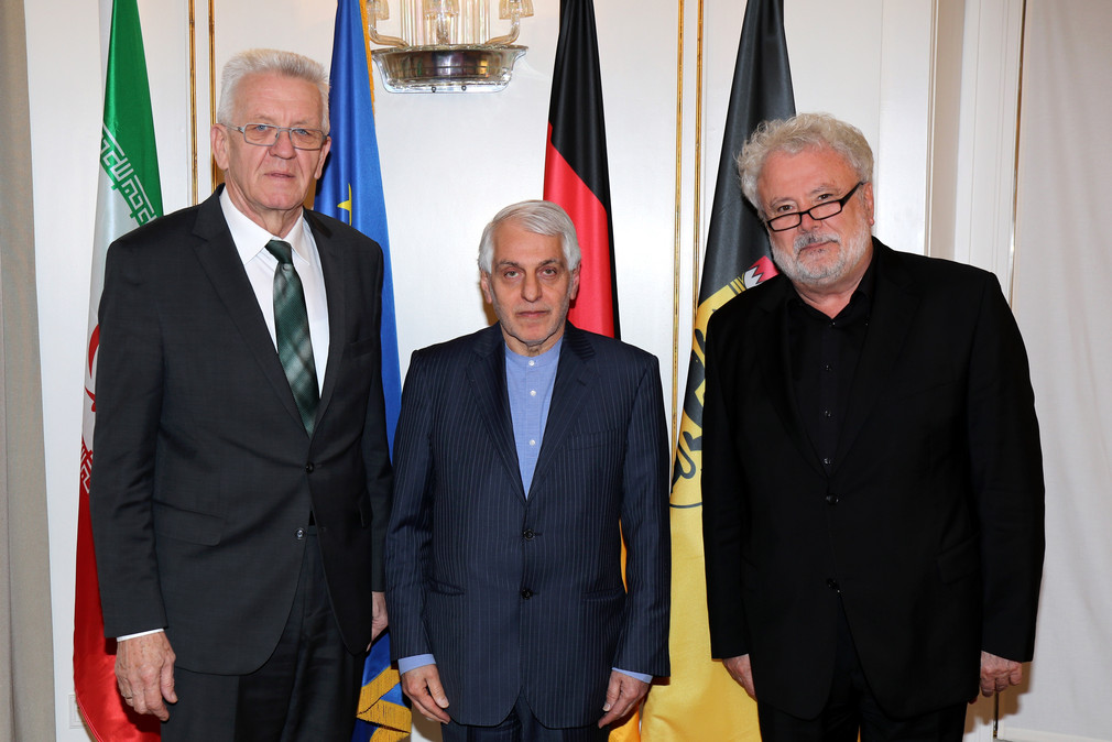 v.l.n.r.: Ministerpräsident Winfried Kretschmann, der iranische Botschafter Ali Majedi und Staatsminister Klaus-Peter Murawski