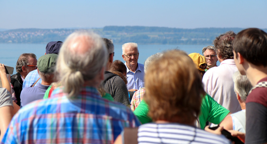 Ministerpräsident Winfried Kretschmann gibt auf dem Platz vor der Basilika Birnau am Bodensee eine Einführung in die Geschichte des Gotteshauses.