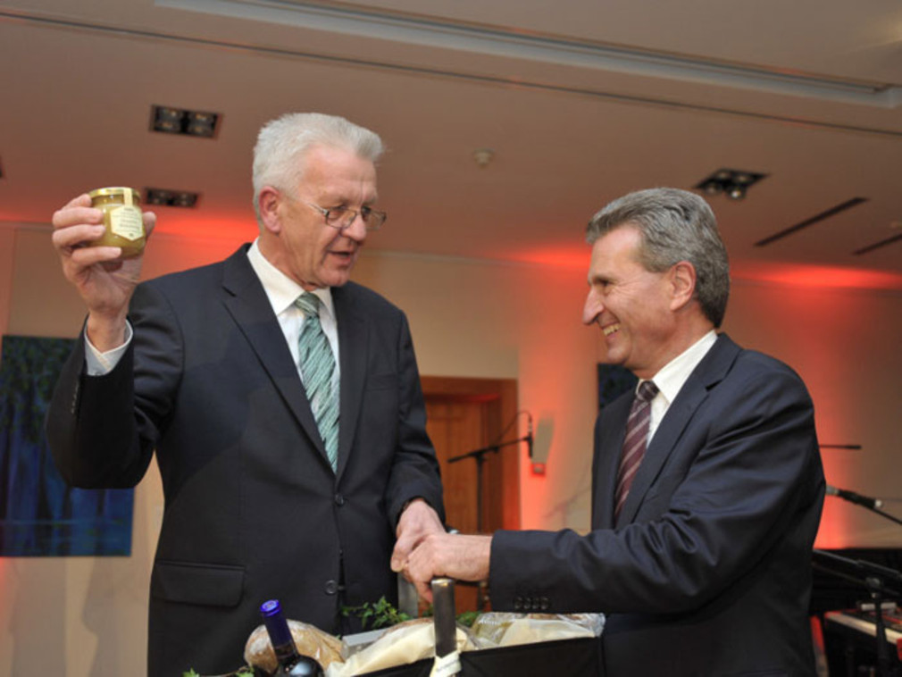 Auswertige Kabinettssitzung in Brüssel am 29. Januar 2013. Ministerpräsident Kretschmann überreicht EU-Energiekommissar Öttinger ein Glas Regierungshonig.