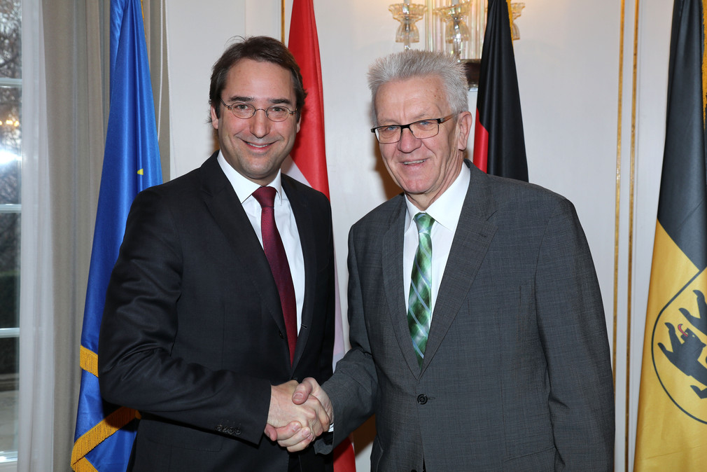 Ministerpräsident Winfried Kretschmann (r.) und der österreichische Botschafter Dr. Nikolaus Marschik (l.)
