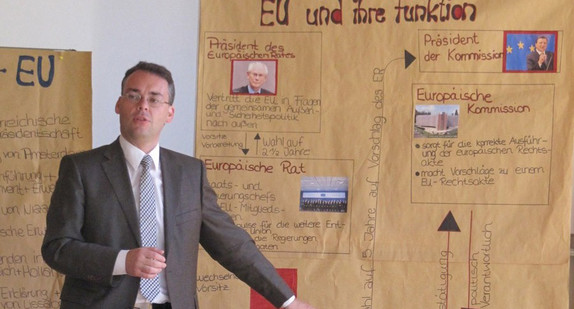 Europaminister Peter Friedrich am Stockacher Berufsschulzentrum