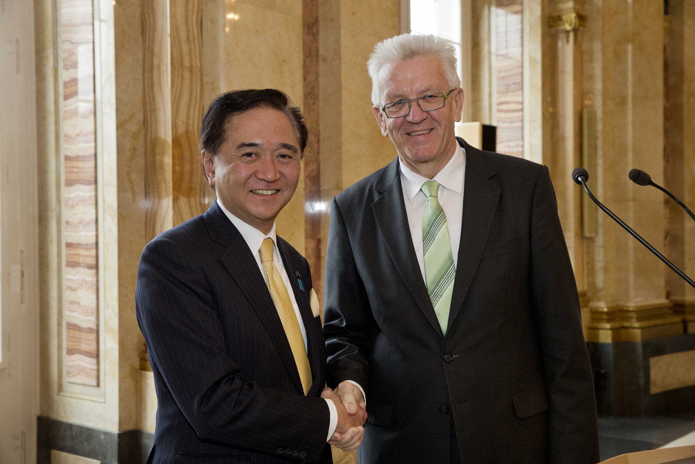 Gouverneur Yūji Kuroiwa (l.) mit Ministerpräsident Winfried Kretschmann (r.)