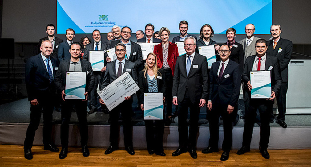 Gruppenbild mit Wirtschaftsministerin Nicole Hoffmeister-Kraut (M.) und den Preisträgerinnen und Preisträgern des Innovationspreises 2017 (Foto: © TOM MAURER PHOTOGRAPHY)