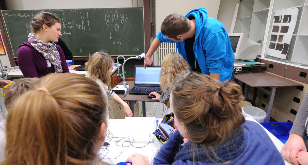 Schüler während des Physikunterrichts im Klassenraum (Bild: dpa)