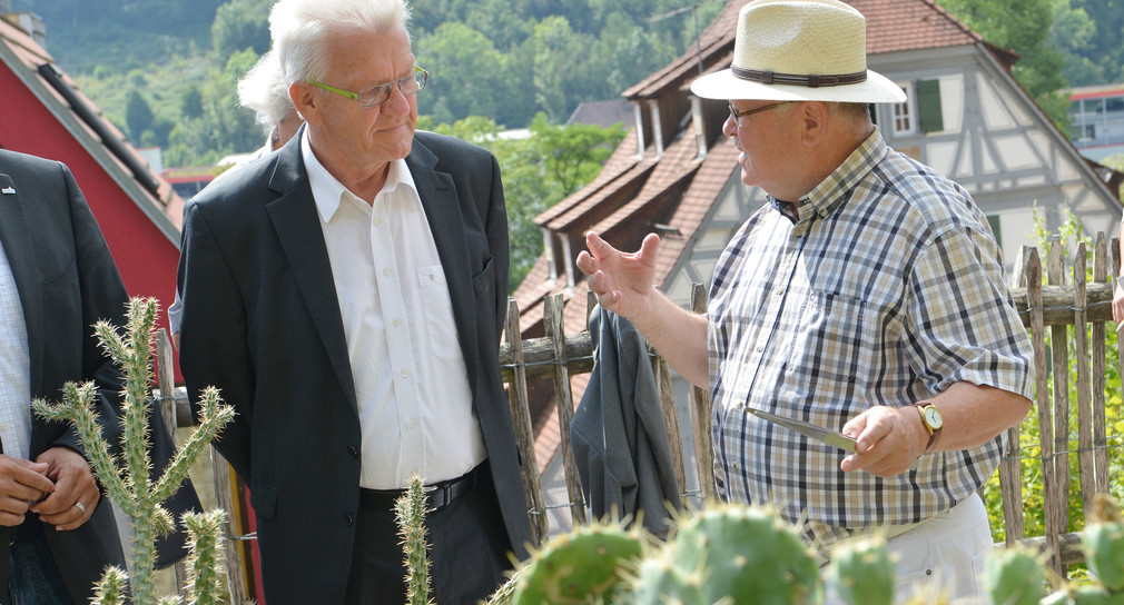 Ministerpräsident Winfried Kretschmann (l.) und Kakteenexperte Holger Dopp (r.) unterhalten sich. (Foto: © dpa)