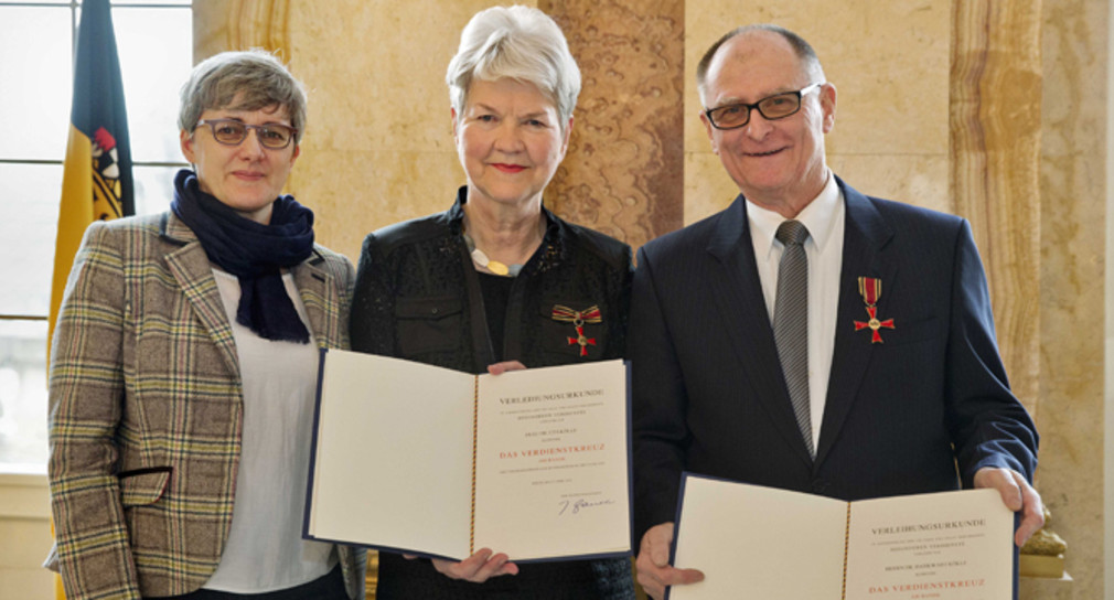 Ministerin Silke Krebs (l.), Dr. Uta Kölle (M.) und Dr. Dankwart Kölle (r.)