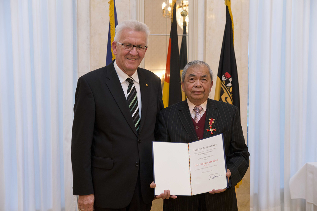 Ministerpräsident Winfried Kretschmann (l.) und Dr. Chan Thong Serey (r.)