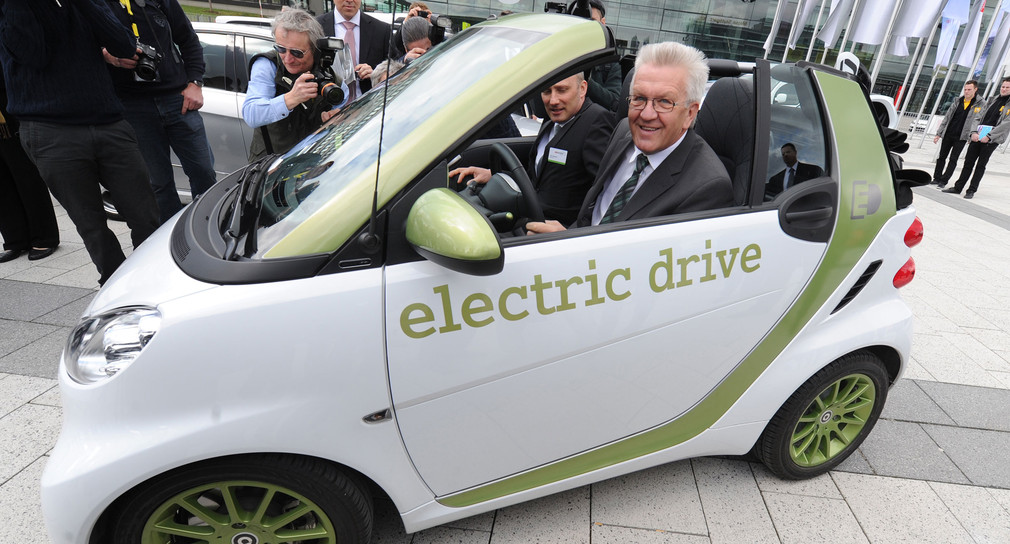 Ministerpräsident Winfried Kretschmann testet einen Elektro Smart (Bild: dpa).