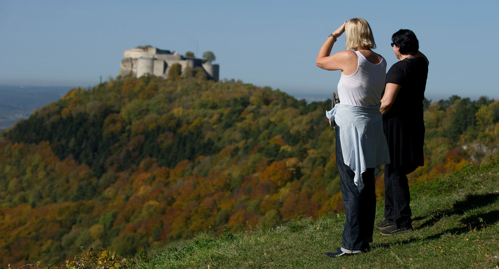 Zwei Frauen genießen den Ausblick auf die Burgruine Hohenneuffen (Bild: © dpa).