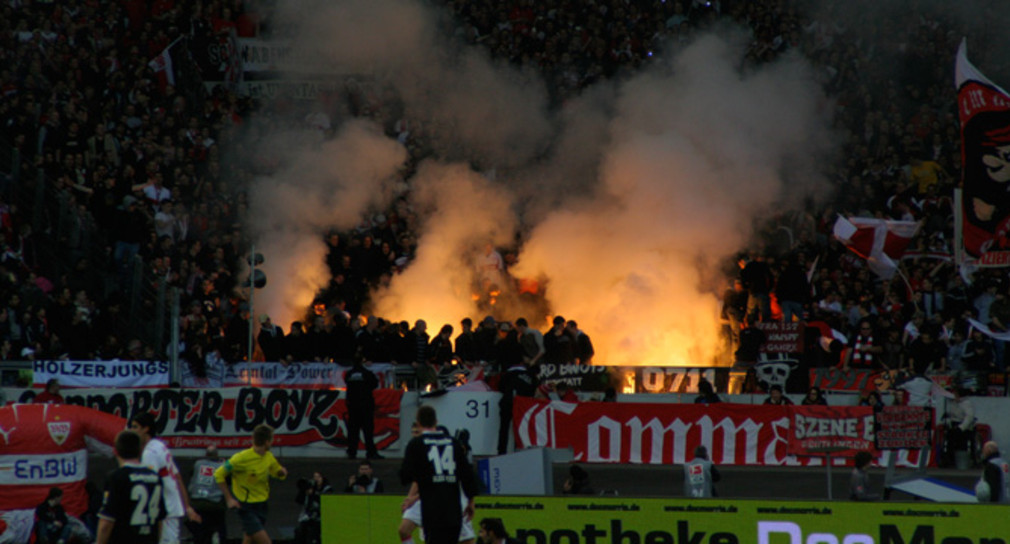 Bengalische Feuer im Fußball-Stadion. (Foto: © Polizei Baden-Württemberg)