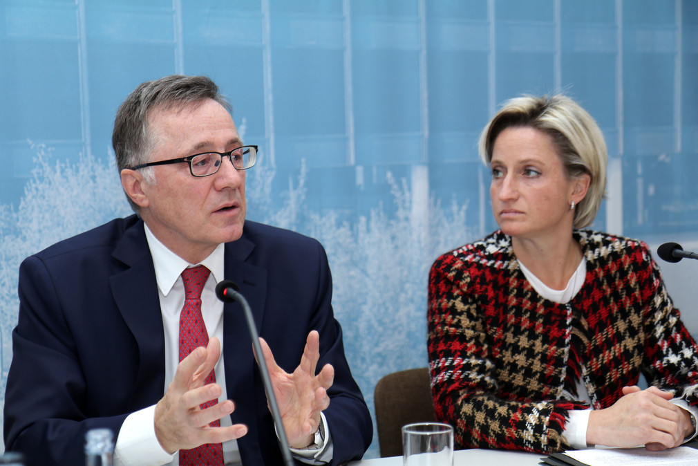 Der neue Technologiebeauftragte des Landes, Prof. Dr. Wilhelm Bauer (l.) und Wirtschaftsministerin Dr. Nicole Hoffmeister-Kraut (r.) bei der Regierungspressekonferenz