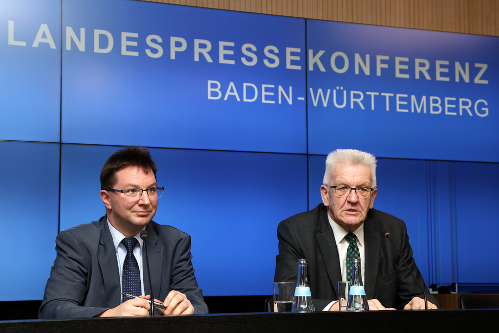 Ministerpräsident Winfried Kretschmann (r.) und Dr. Michael Blume (l.)