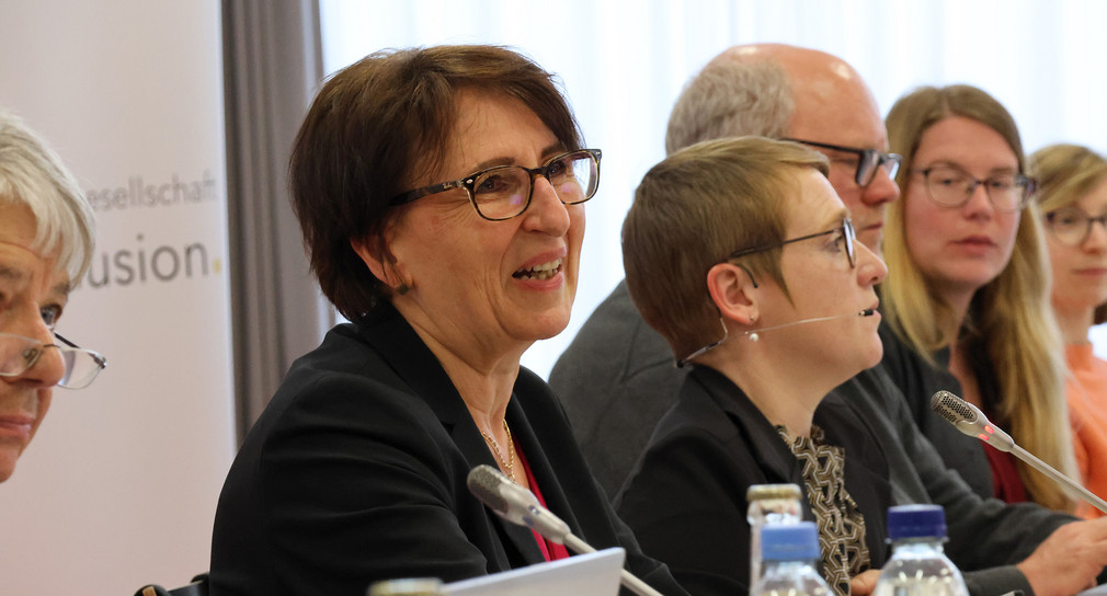 Staatssekretärin Dr. Ute Leidig und Landes-Behindertenbeauftragte Simone Fischer an Konferenztisch.