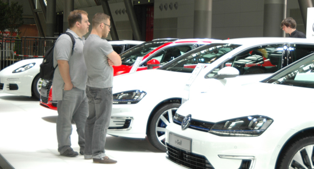 Besucher auf der i-mobility 2014 in Stuttgart betrachten die neuen Automodelle.