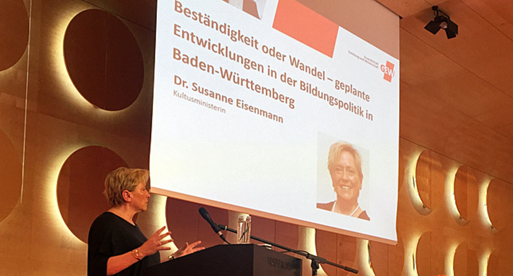 Kultusministerin Dr. Susanne Eisenmann bei ihrer Rede auf der Schulleitungstagung der GEW in Stuttgart (Foto: Kultusministerium Baden-Württemberg)