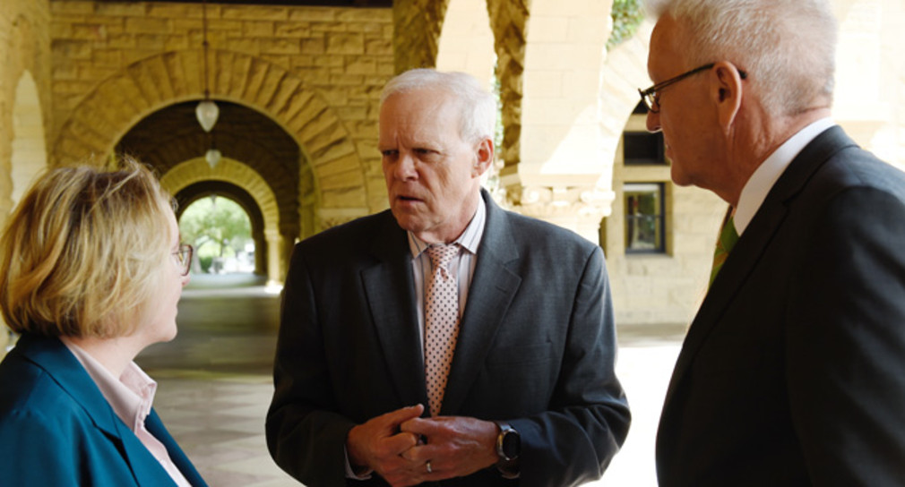 Ministerpräsident Winfried Kretschmann (r.) und Wissenschaftsministerin Theresa Bauer (l.) im Gespräch mit dem Präsidenten der Stanford Universität, John Hennessy (M.).