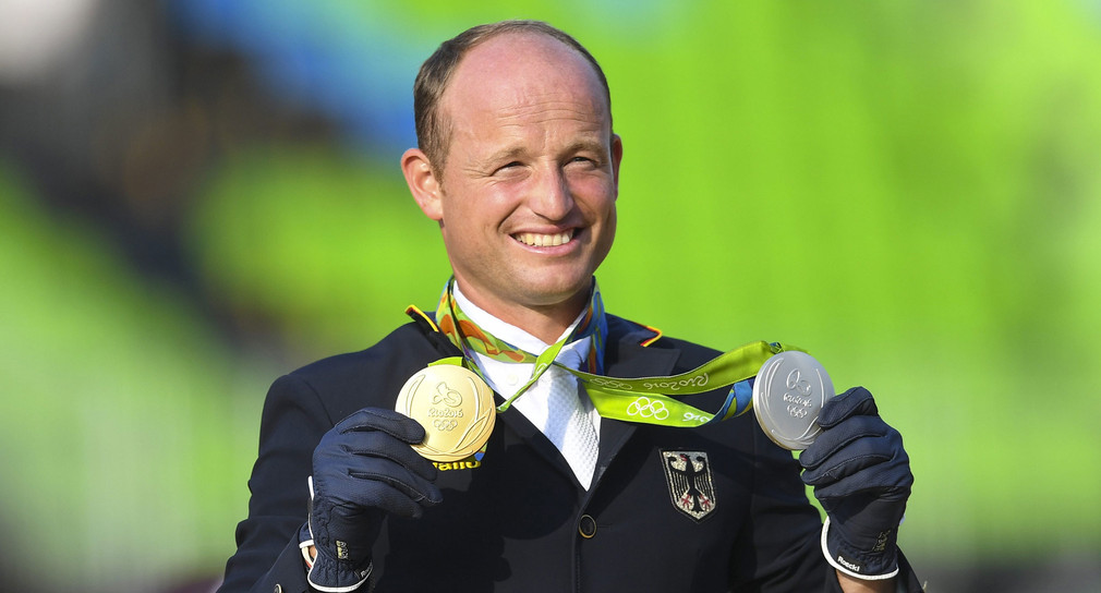 Michael Jung aus Horb am Neckar mit seiner Gold- und Silbermedaille der Olympischen Spiele 2016 in Rio de Janeiro (Quelle: dpa). 