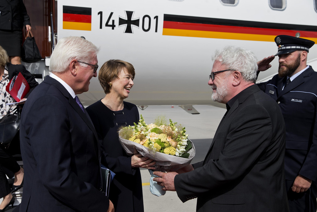 Begrüßung am Flughafen: Bundespräsident Frank-Walter Steinmeier, seine Frau Elke Büdenbender und Staatsminister Klaus-Peter Murawski (v.l.n.r.)