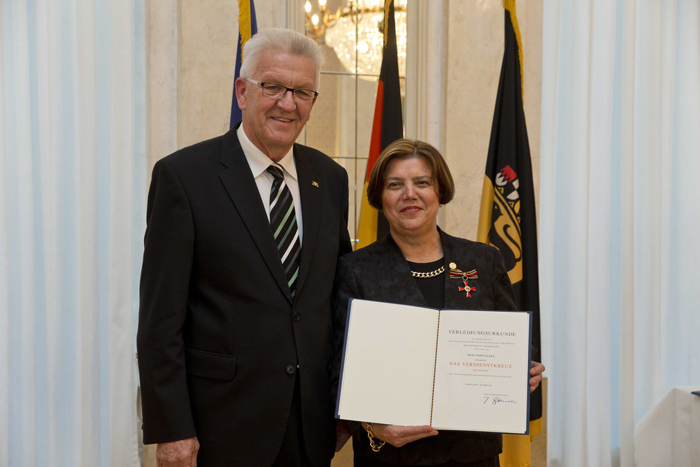 Ministerpräsident Winfried Kretschmann (l.) und Emine Kara (r.)