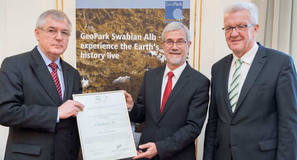 v.l.n.r.: Prof. Dr. Hartwig Lüdtke, Landrat Klaus Pavel und Ministerpräsident Winfried Kretschmann mit der Zeritifizierung „UNESCO Global Geopark“ für den Geopark Schwäbische Alb