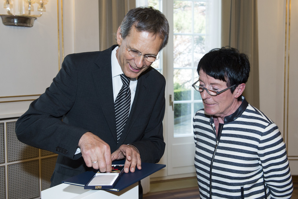 Dr. Ulrike Wahl (r.) erhält das Bundesverdienstkreuz durch Ministerialdirektor Prof. Hammann (l.).