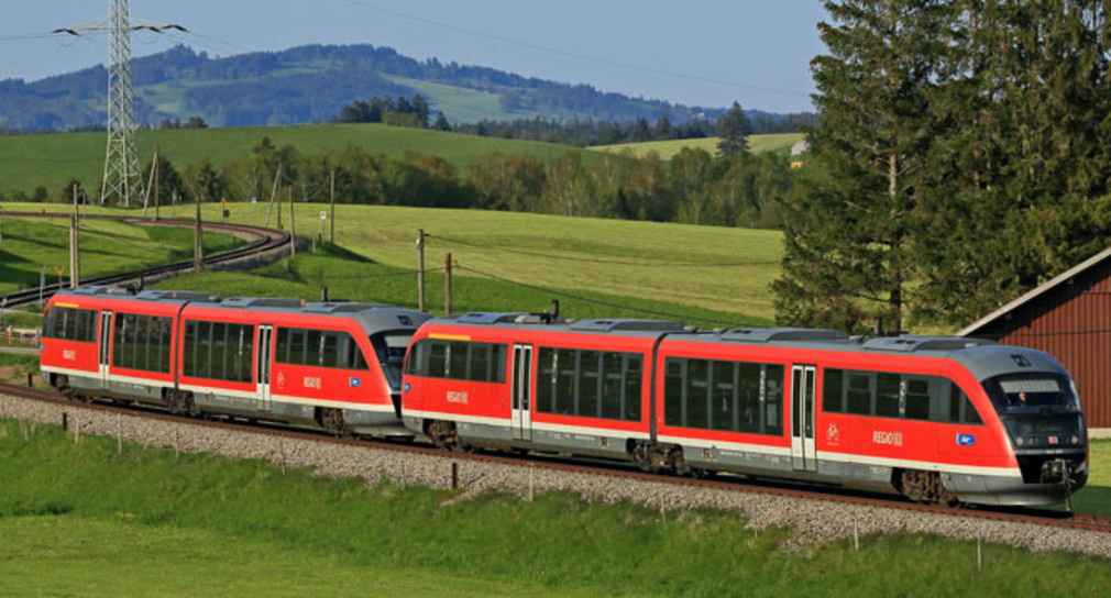 Zwei Desiro-Triebwagen der Baureihe VT 642 der DB Regio (Bild: © Deutsche Bahn AG, Uwe Miethe).