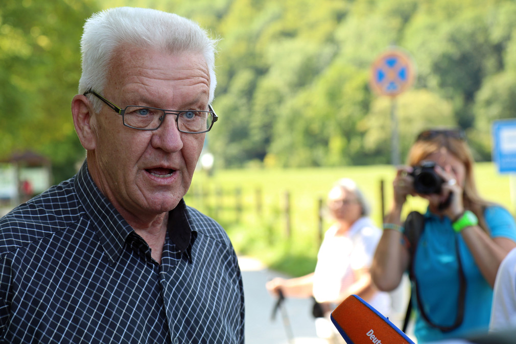 Wasserfallsteig in Bad Urach: Ministerpräsident Winfried Kretschmann (l.)