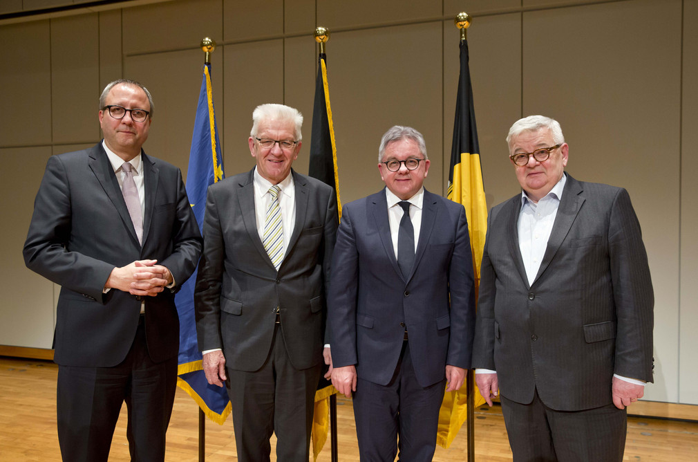 Ministerpräsident Winfried Kretschmann (2.v.l.), Justizminister Guido Wolf (2.v.r.), Andreas Voßkuhle (l.), Präsident des Bundesverfassungsgerichts, und Joschka Fischer (r.), ehemaliger deutscher Außenminister