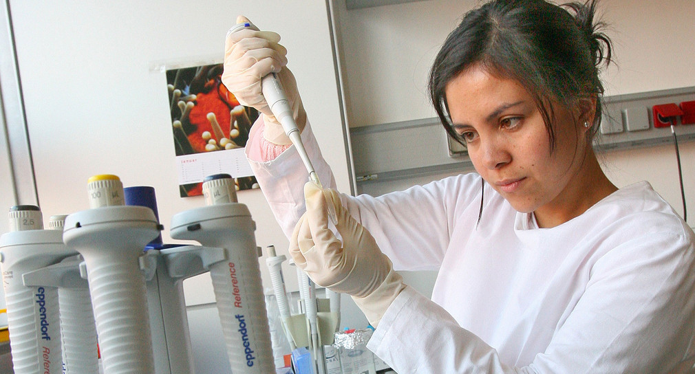 Eine Doktorandin aus Venezuela arbeitet im Labor (Bild: dpa)