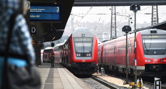 Ein Personenzug «Regio DB Südbahn» fährt in den Hauptbahnhof in Ulm, während auf dem Bahnsteig eine Reisende wartet. (Foto: © dpa)