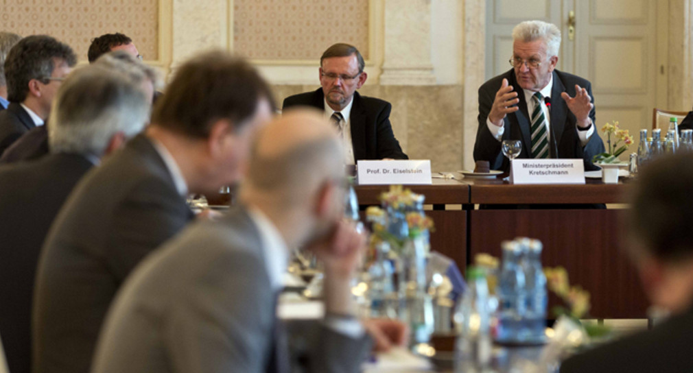 Ministerpräsident Winfried Kretschmann im Gespräch mit den Präsidenten der Industrie- und Handelskammern Baden-Württembergs