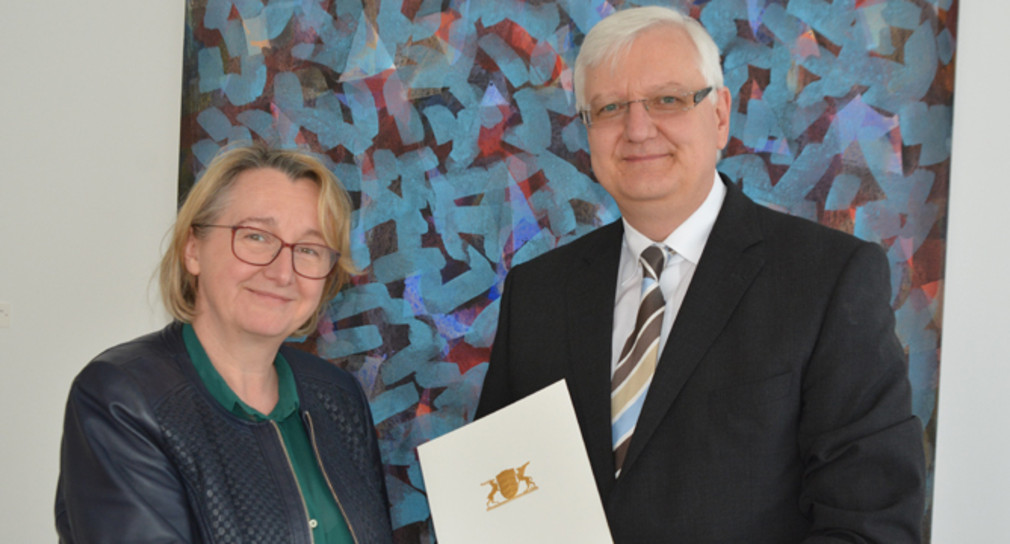 Ministerin Bauer (l.) und Prof. Dr. Wolfgang Ernst (r.) (Quelle: MWK)