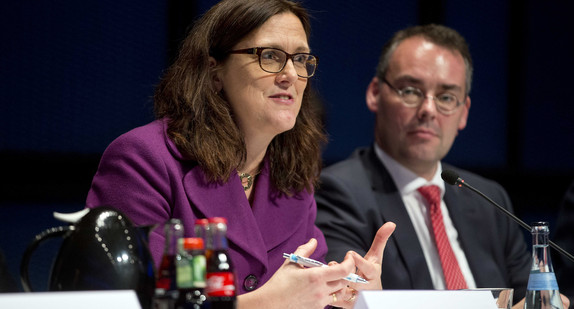 EU-Handelskommissarin Cecilia Malmström (l.) und Minister Peter Friedrich (r.)