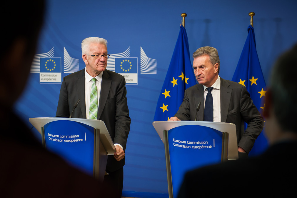 Ministerpräsident Winfried Kretschmann (l.) und EU-Haushaltskommissar Günther Oettinger (r.) bei einem Pressestatement (Foto: Vertretung des Landes Baden-Württemberg bei der Europäischen Union/FKPH)