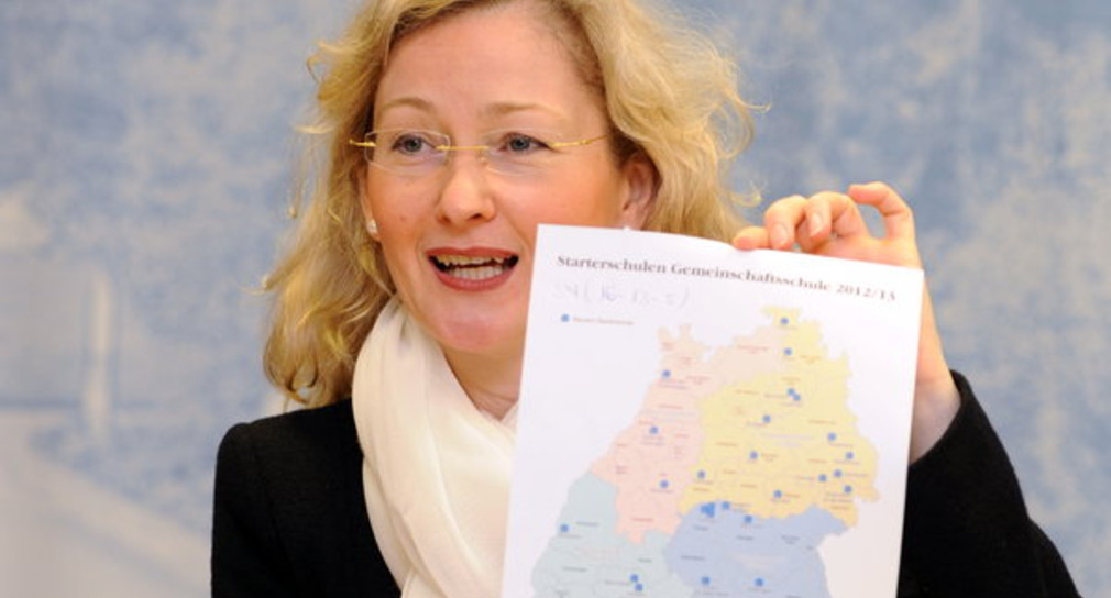 Kultusministerin Gabriele Warminski-Leitheußer mit einer Landkarte von Baden-Württemberg, in der 34 Schulen eingezeichnet sind, die sehr gute Aussichten haben, im Schuljahr 2012/2013 erste Gemeinschaftsschulen des Landes zu werden (Foto: dpa)